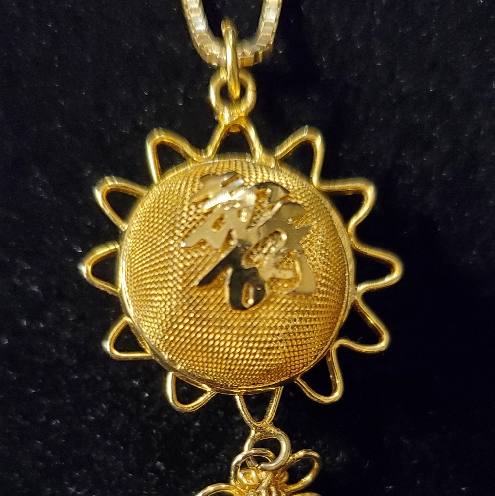 Gold Necklace with Chinese Motif - Picture 2 of 4